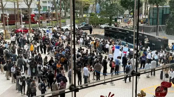 这是腾讯门口免费帮人安装小龙虾……很魔幻了-小鱼项目网